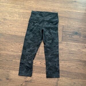 Lululemon Cropped Camo Leggings - Size 6